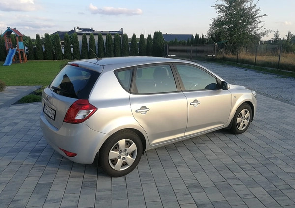 Kia Ceed cena 16800 przebieg: 207402, rok produkcji 2010 z Sieradz małe 172